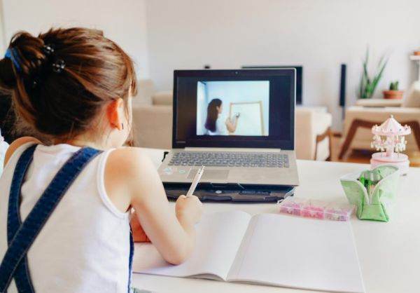 Ministrul Educaţiei cere autorităţilor locale să nu "jongleze" cu şcoala online